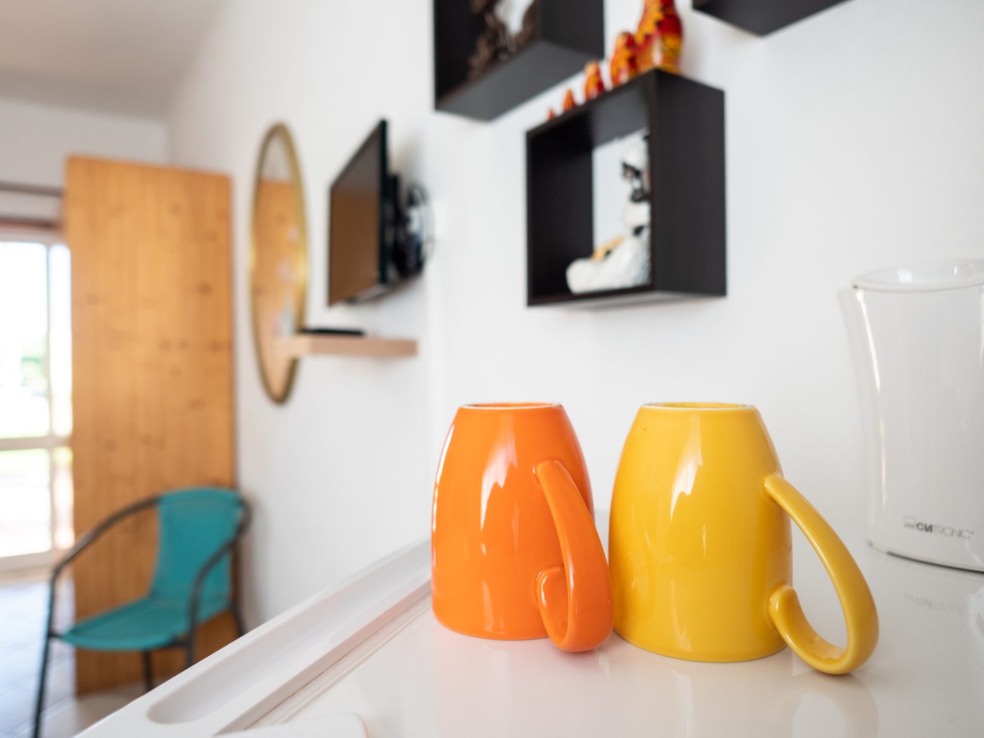 Deux tasses et la bouilloire, de quoi prendre un repas simple dans la chambre