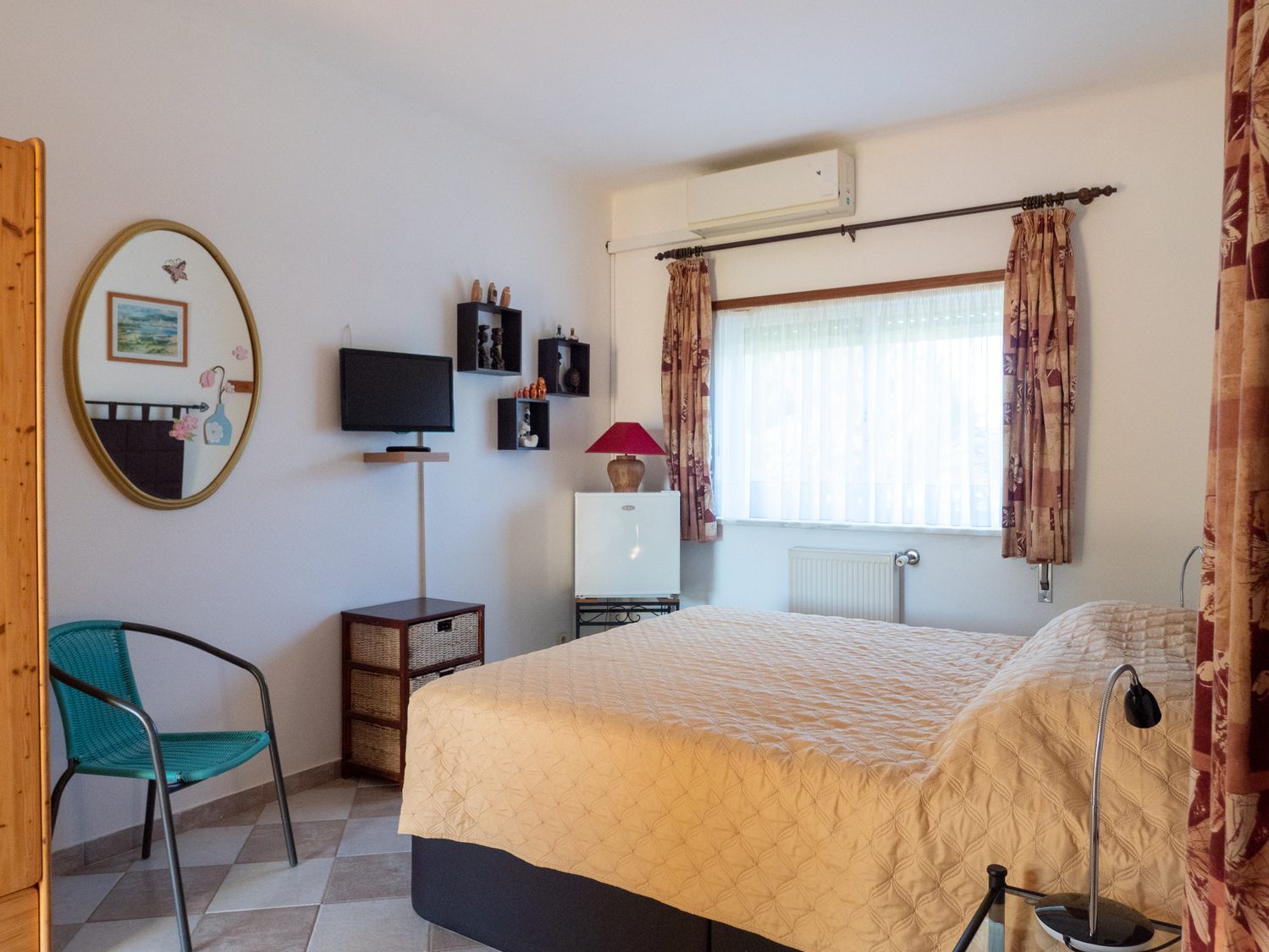 L'autre côté de la chambre : l'armoire, la télévision, le petit frigo et la climatisation