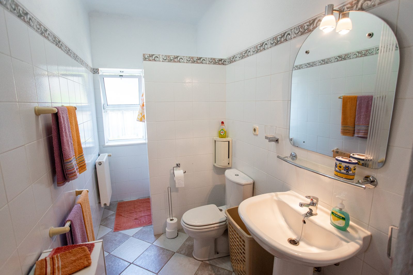La salle de bain privée de la chambre et ses serviettes