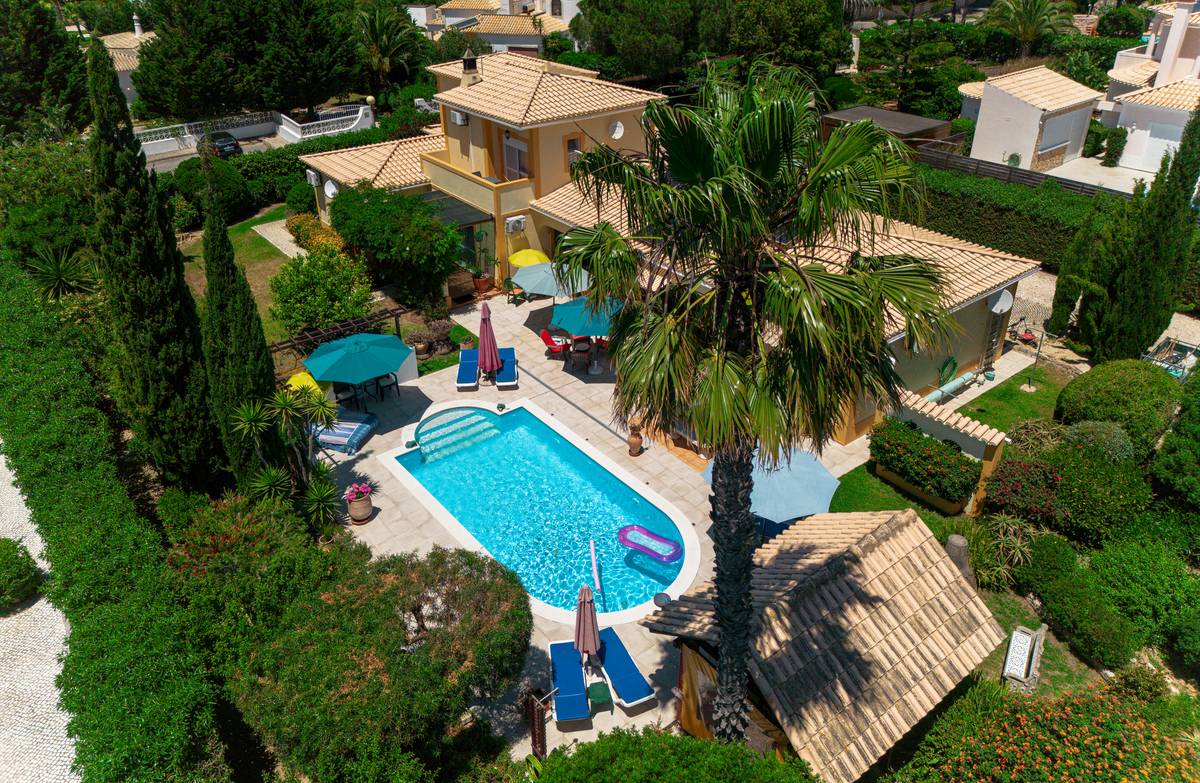 La maison vue d'en haut, la piscine au centre, le jardin et l'apatam, le tout entouré de hautes haies