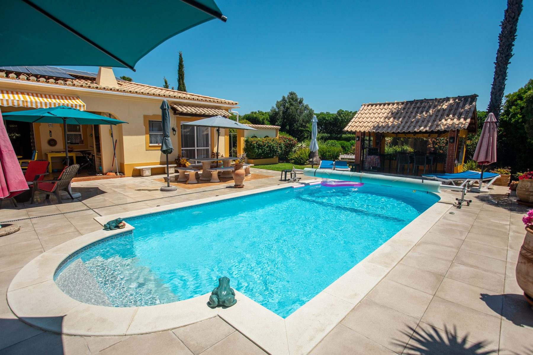 La piscine de Casa Somba, la maison et l'apatam