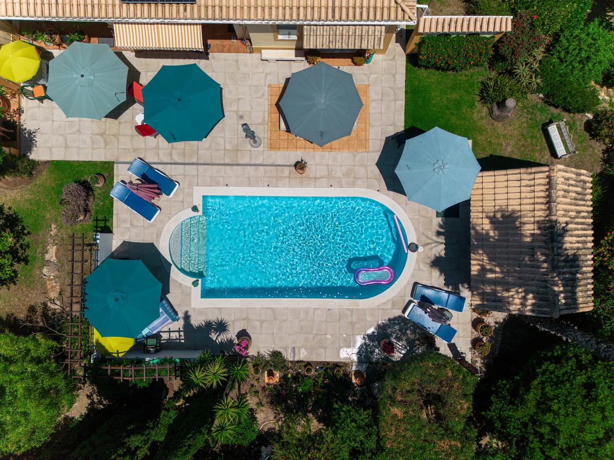 La piscine vue du dessus, à la verticale, sans personne